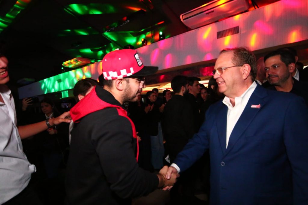 Los jóvenes dieron su respaldo al candidato. Foto: Gentileza