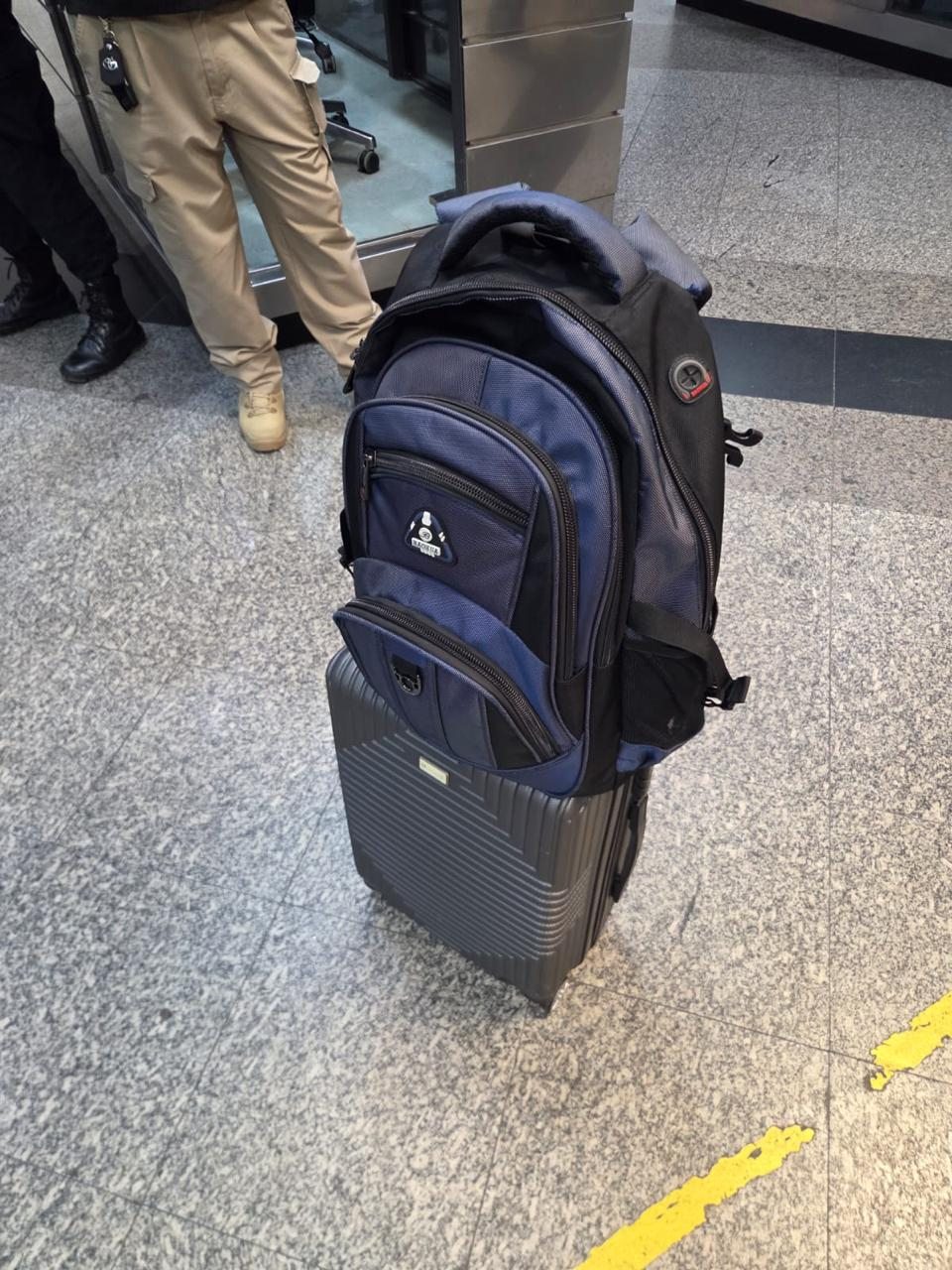 El oro estaba oculto en su mochila. Foto: Policía