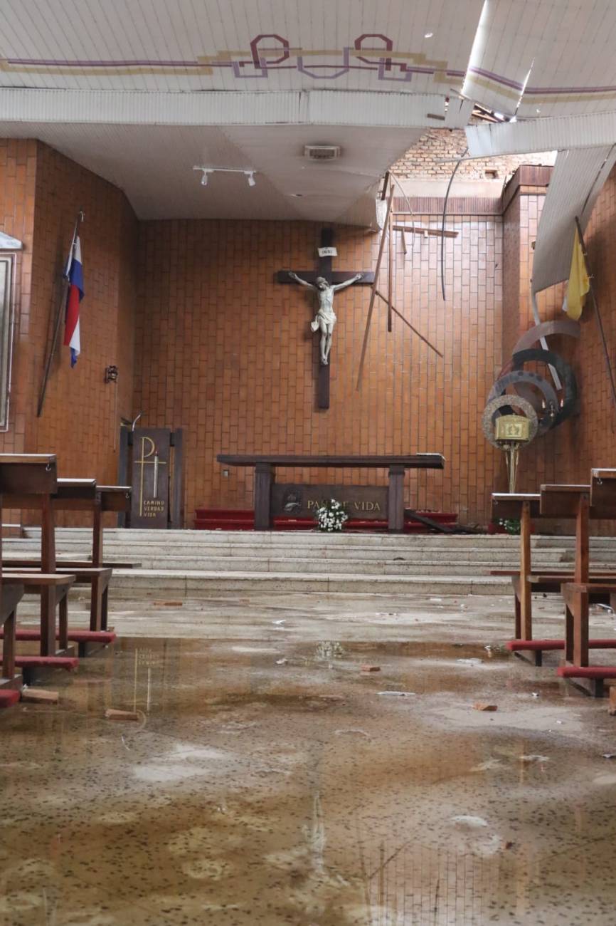 El mal tiempo tampoco perdonó al templo de la parroquia San Vicente de Paul de Asuncion. (Foto: Emilio Bazán/ Nación Media)