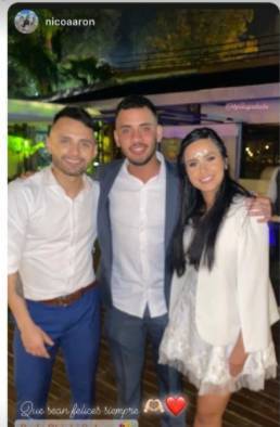 Foto en la fiesta, de los novios con uno de sus invitados.