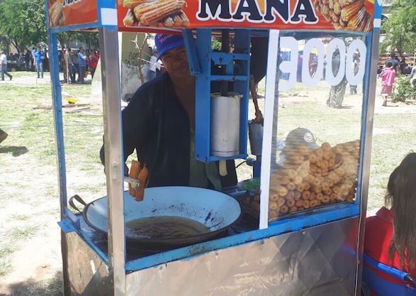 CHURRO. Debe recorrer diariamente por las calles con el carro pesado y caliente. Ese es su trabajo.