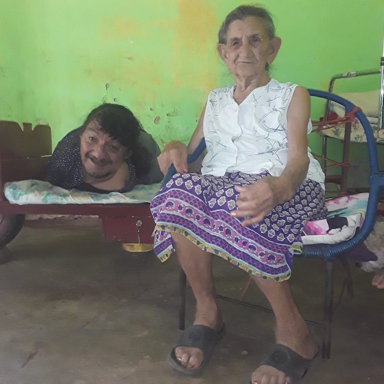Pablo, junto con su mamá doña Ignacia que tiene 90 años y aún sigue estando pendiente de su hijo.