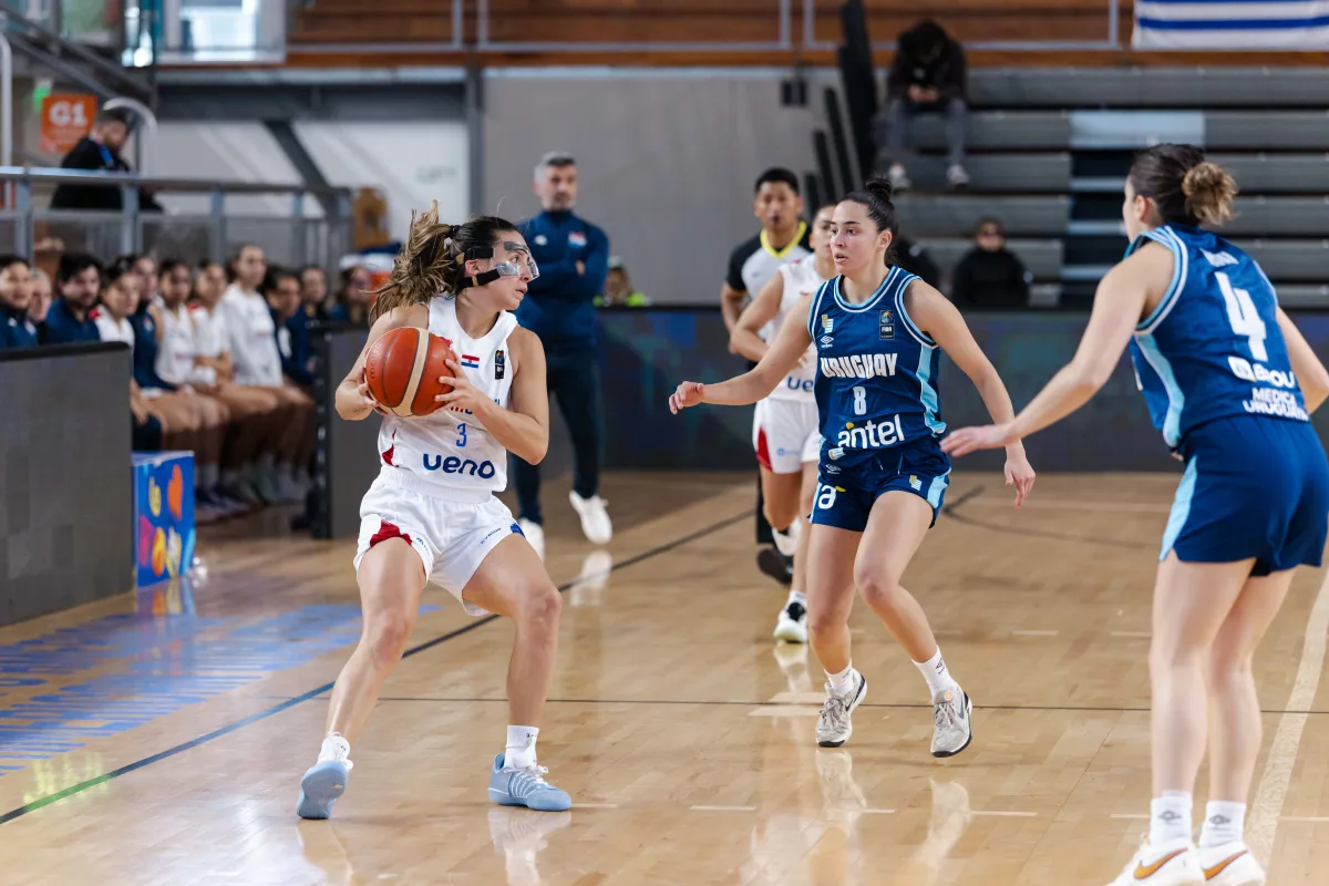 "Matu" Peralta firmó un espectacular triple-doble (10 puntos, 13 rebotes y 11 asistencias) en el triunfo ante Uruguay.