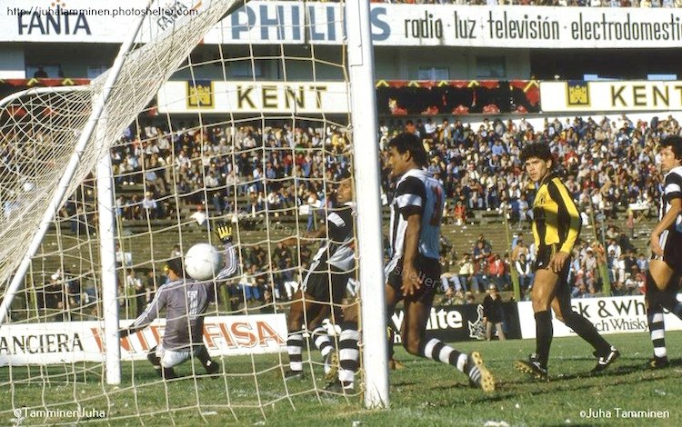 Eulalio Mora, en pleno ataque aborigen, en un partido contra Libertad.