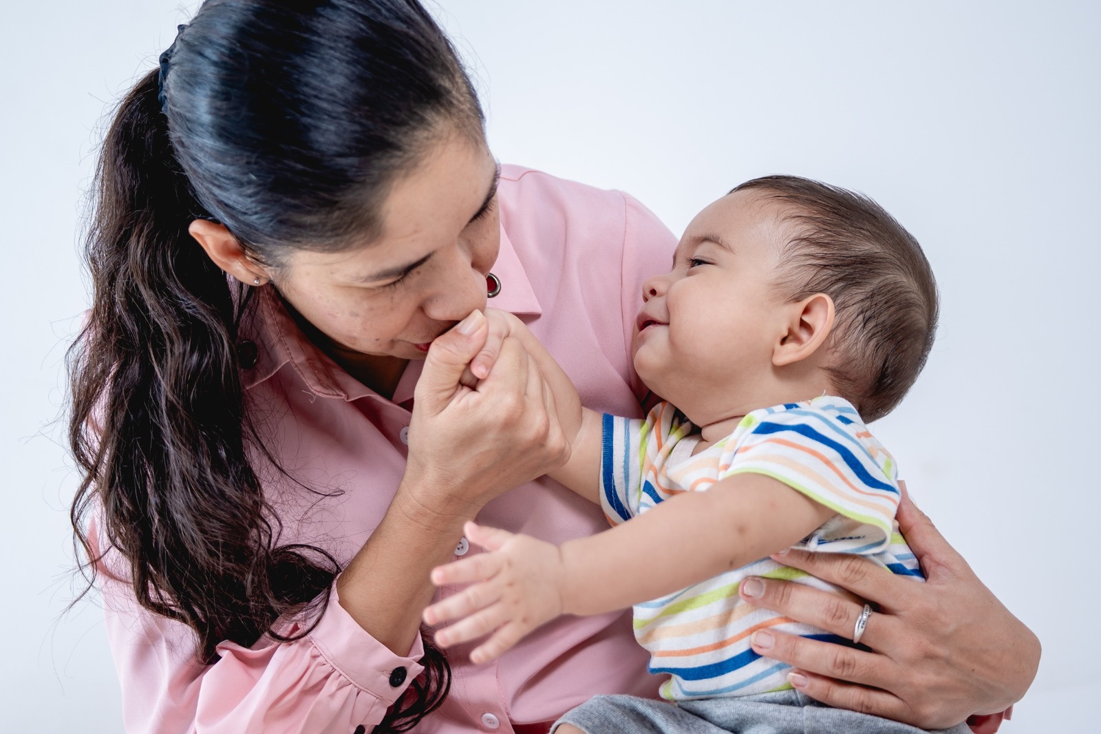 Pediatras llaman a familias a acercarse vacunatorios y proteger a sus bebés contra el VRS. Foto: Gentileza