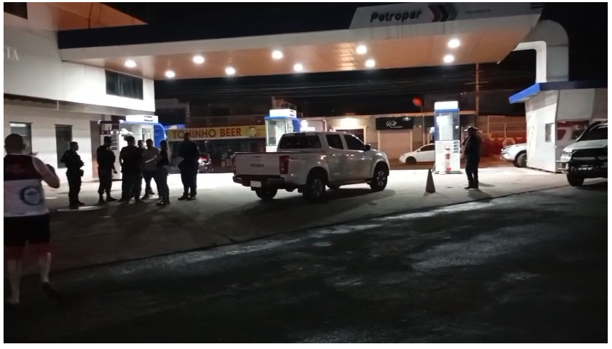 El guardia estaba custodiando la estación de servicios. Foto: Captura