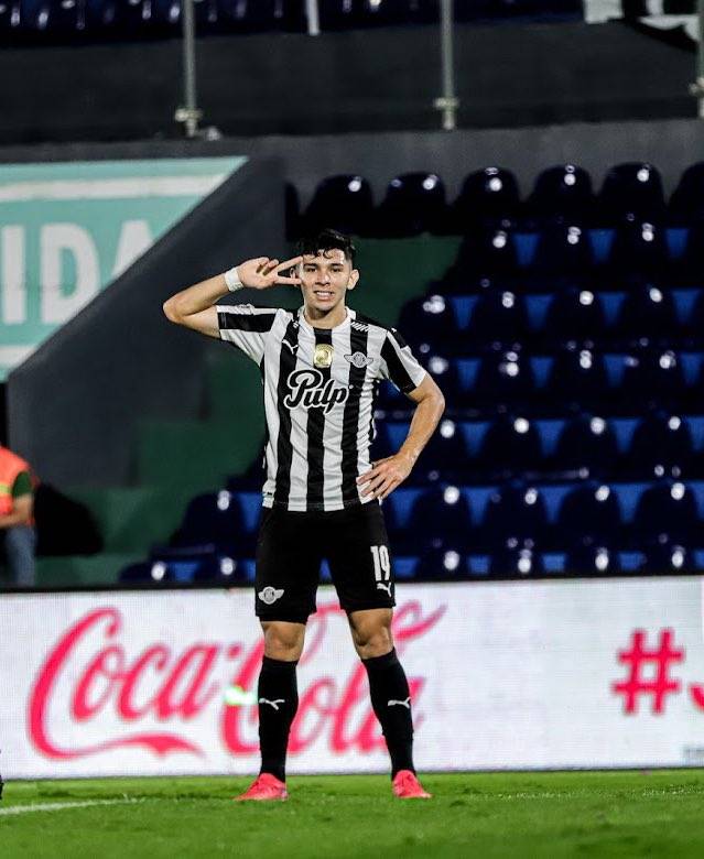 Julio Enciso y una forma muy particular de celebrar sus goles. Foto: GENTILEZA JULIO ENCISO