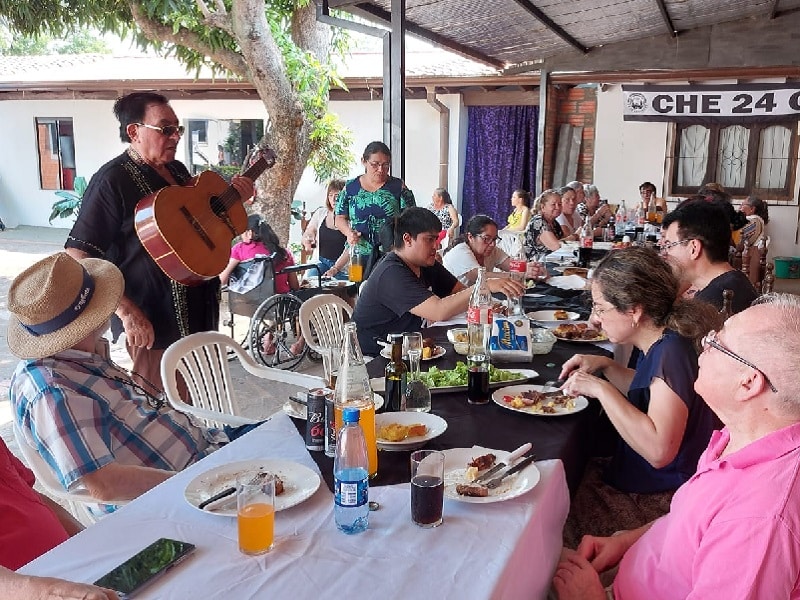 Un plato de comida en la mesa, mientras los músicos amenizan con canciones, son parte de la costumbre arraigada en el barrio Valle Pucú.