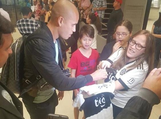 BUEN RECIBIMIENTO. Sergio Otálvaro ya firmó autógrafos a hinchas de la “O” apenas llegó al país.