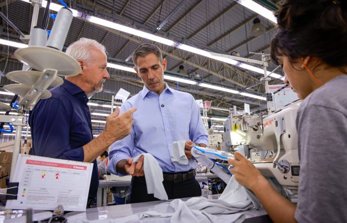 El ministro de Industria, Marco Riquelme, observa la calidad de los trabajos realizados en la planta.