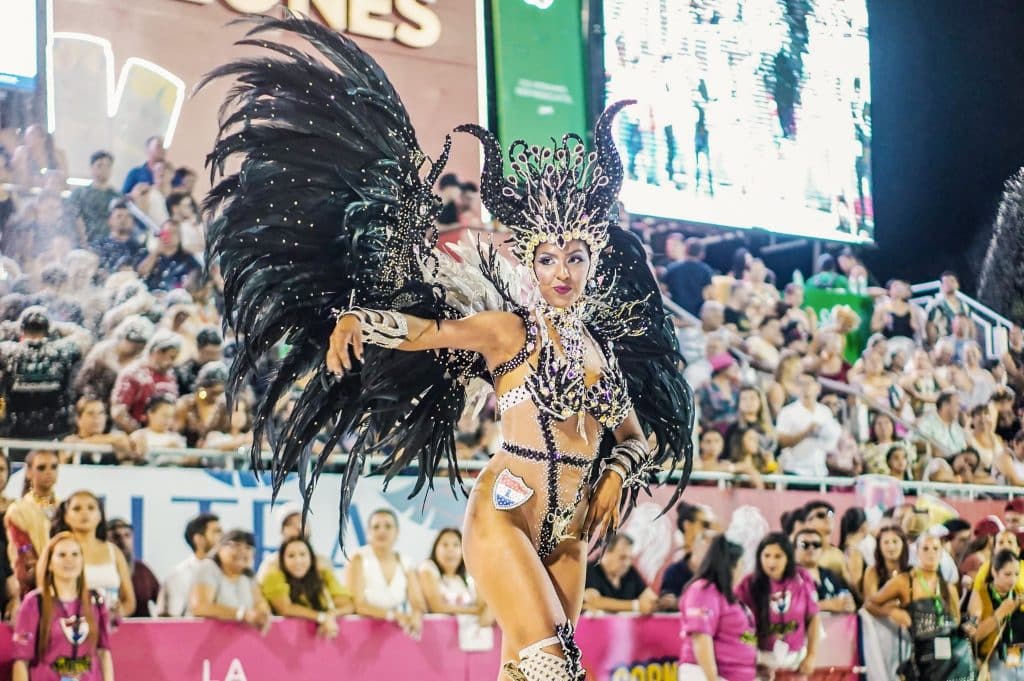 Primera noche del carnaval encarnaceno 2025.