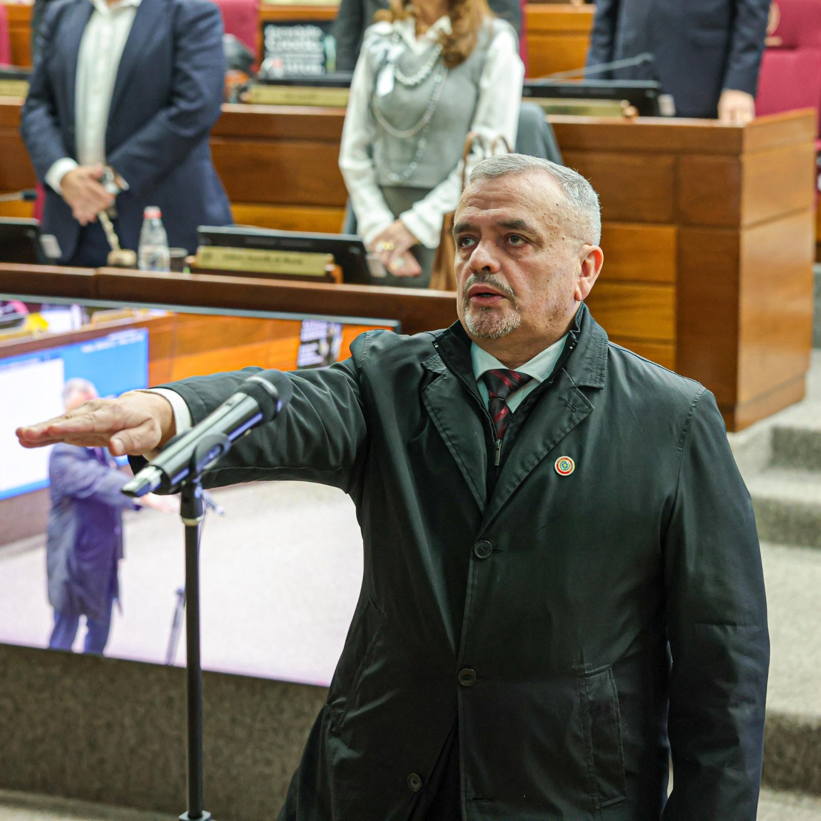 Senado toma juramento a Carlos Liseras. Foto: Senado