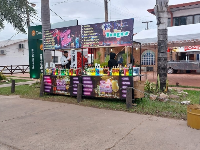 Uno de los muchos puesto de bebidas instalado en el predio de ferias de la ARP.