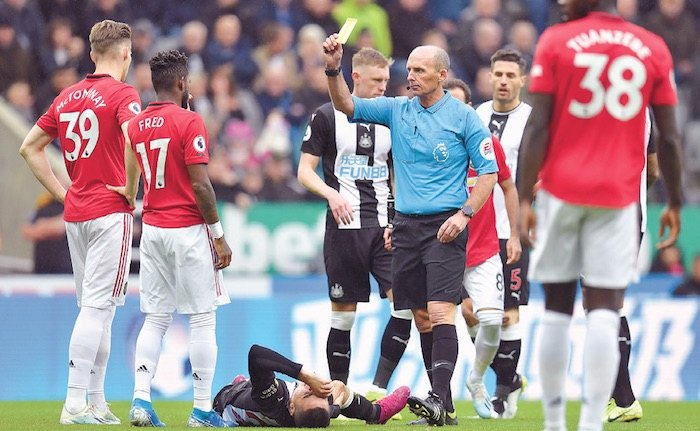 Nuestro compatriota sufrió muchas faltas ante el United.