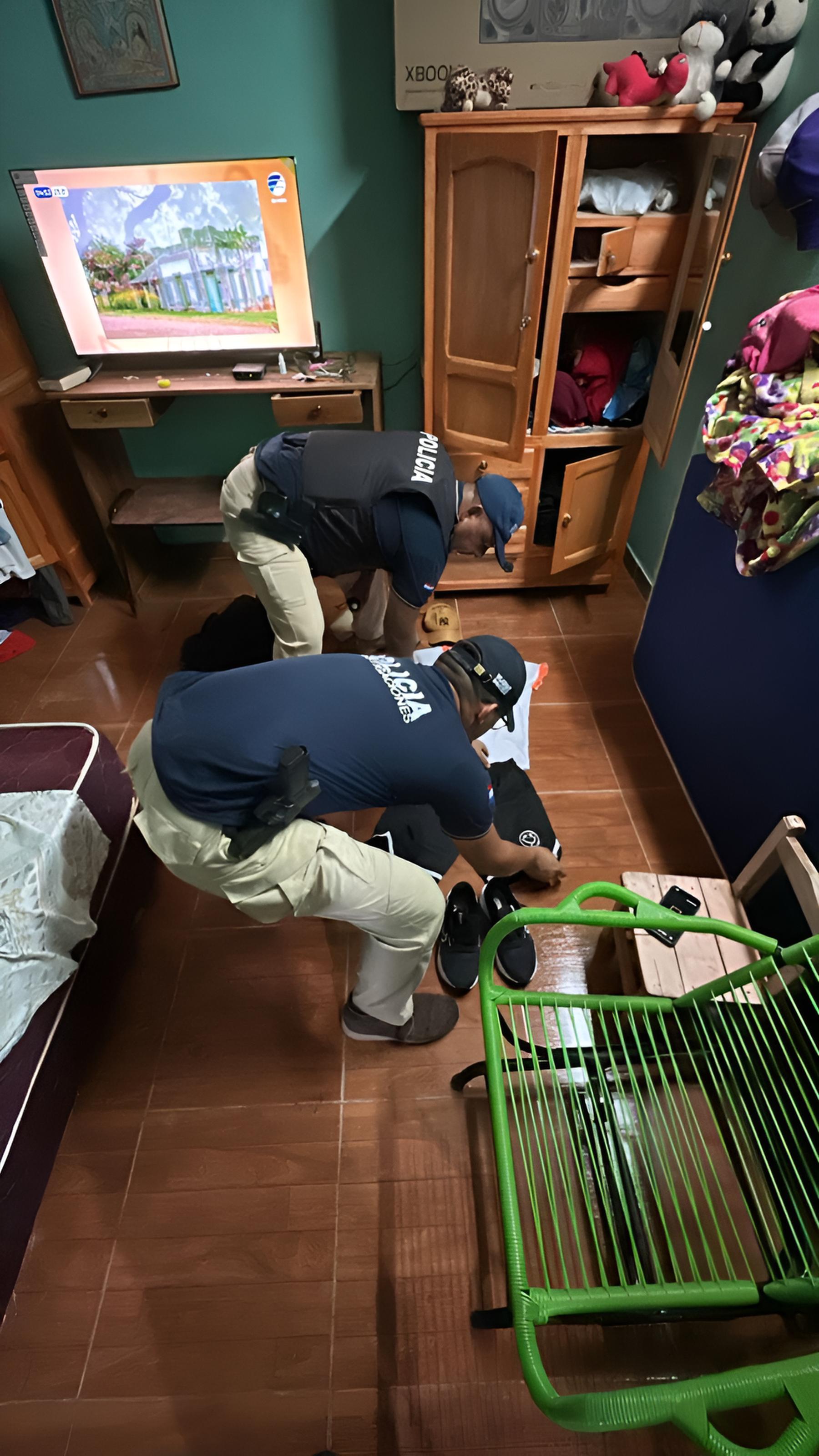 Agentes de investigaciones levantaron evidencias de la casa del sospechoso, en Capiatá.