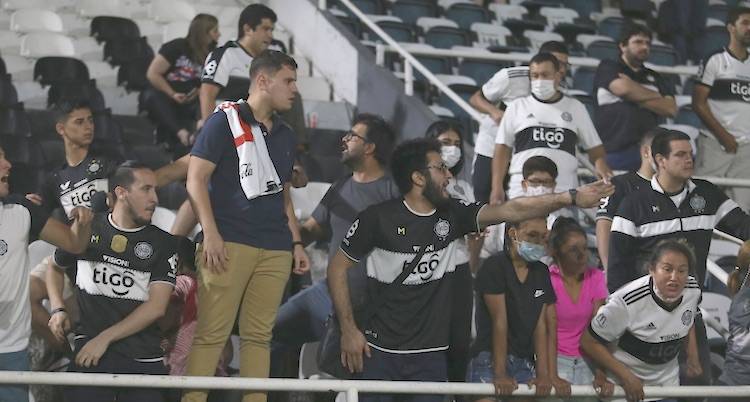 El grupo de hinchas que se agarró con Roque, hasta tiraron botellitas.