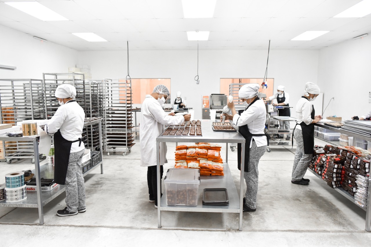 Tatakua cuenta con un área de producción de 300 m² equipada con maquinarias especializadas para la elaboración de alfajores, galletitas y chocolatería.