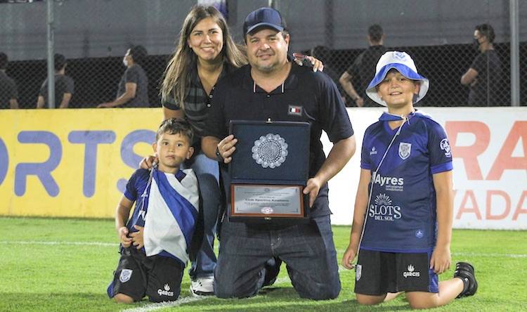 Héctor Melgarejo en festejo con su querida familia.