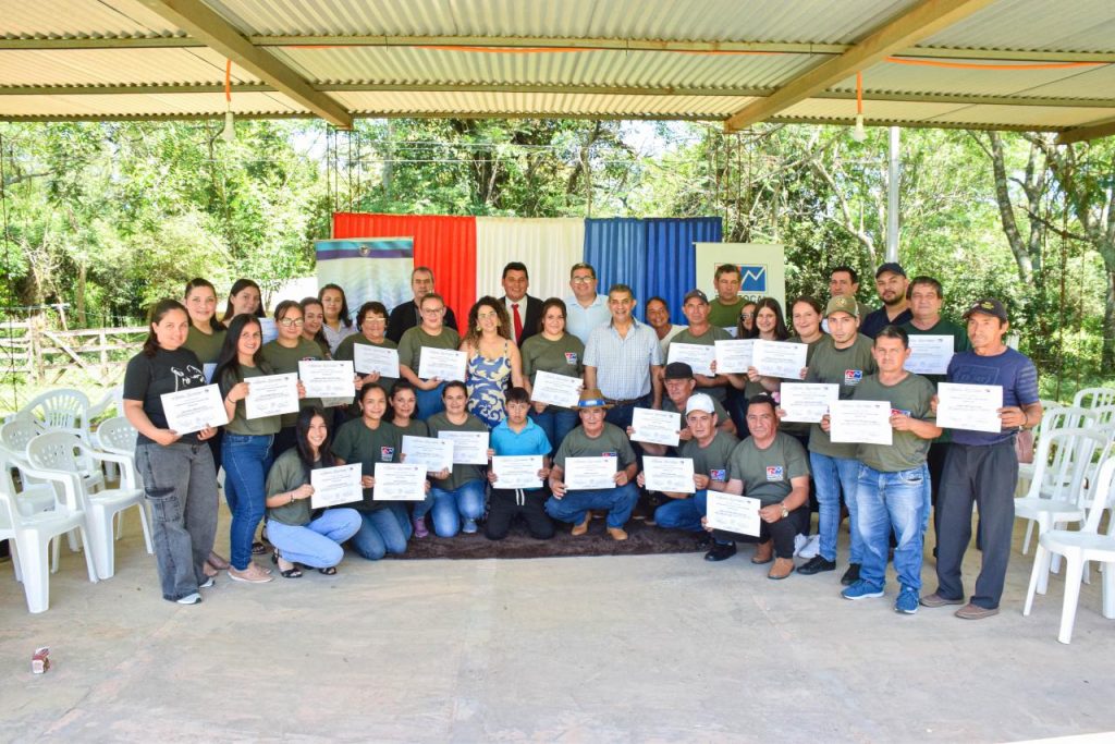 Egresados del curso de “Buenas prácticas de manejo y sanitación animal para pequeños productores”.
