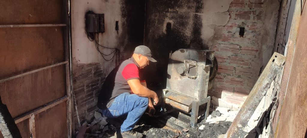 Antonio González, trabajador de la Feria, sufrió la pérdida de un molino de maíz eléctrico valuado en unos G. 25 millones, según precisó.