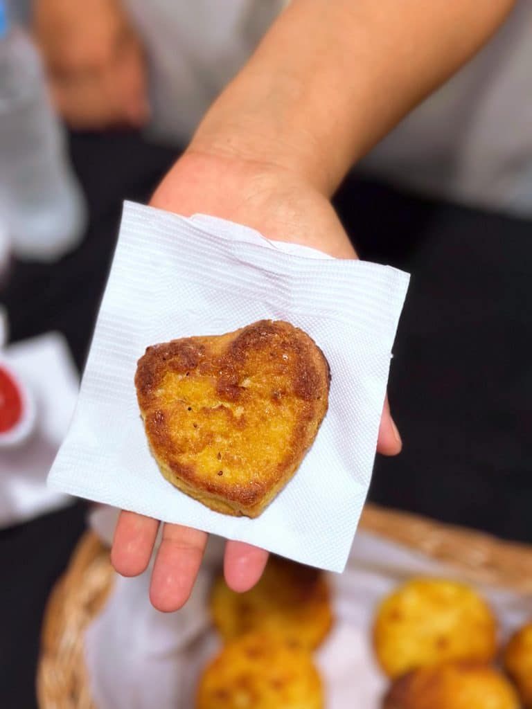 Se elabora principalmente con mandioca (yuca), queso y huevo, y es un alimento que forma parte del desayuno o merienda en muchas familias de la zona.