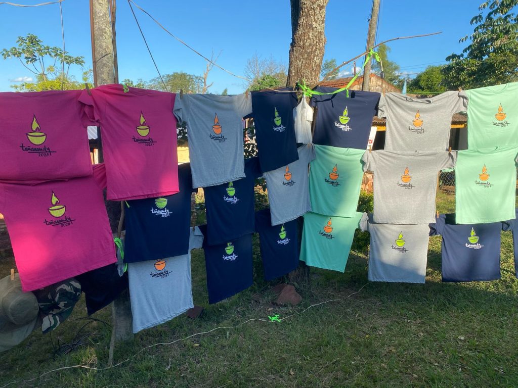 Los vendedores se instalaron desde el jueves por la mañana, ofrecen remeras desde 60.000 guaraníes con el lema "Tañarandy 2025 - El legado continúa".