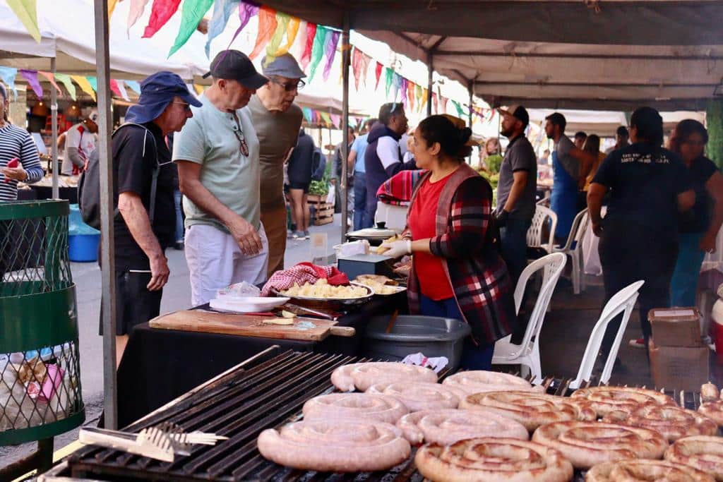 Más de100 expositoresofrecerán comidas típicas paraguayas como pastel mandi’o, mbejú, chicharô trenzado y sopa paraguaya.