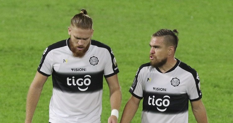 Edgardo Orzusa, quien está al lado de Isidro Pitta, confía en la clasificación de su equipo.