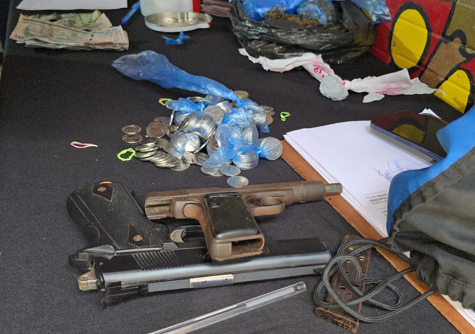 La casa de la yiyi funcionaba como “foco de fumo”, he’i los de la Senad. Se incautaron drogas, armas y dinero en efectivo.