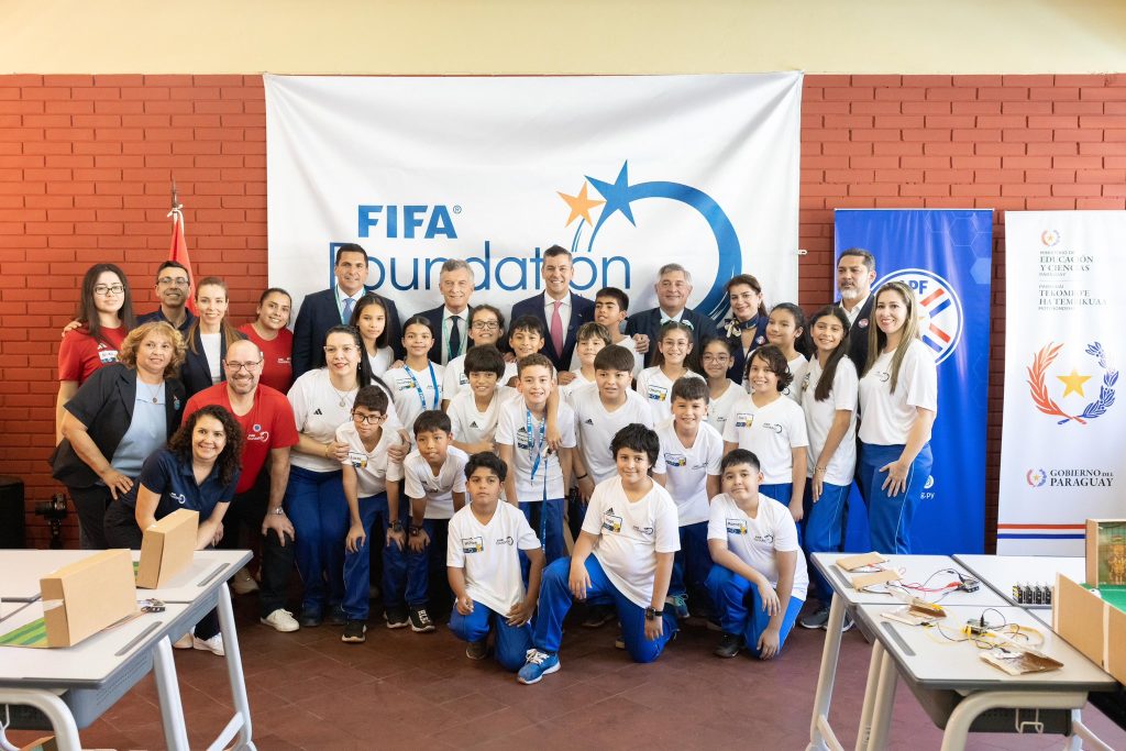 Lanzamiento del programa en la institución educativa mencionda. Durante la presentación participaron el presidenteSantiago Peña,el ministro de Educación,Luis Ramírez;el presidente de la APF,Robert Harrison;y el titular de la Fundación FIFA,Mauricio Macri.