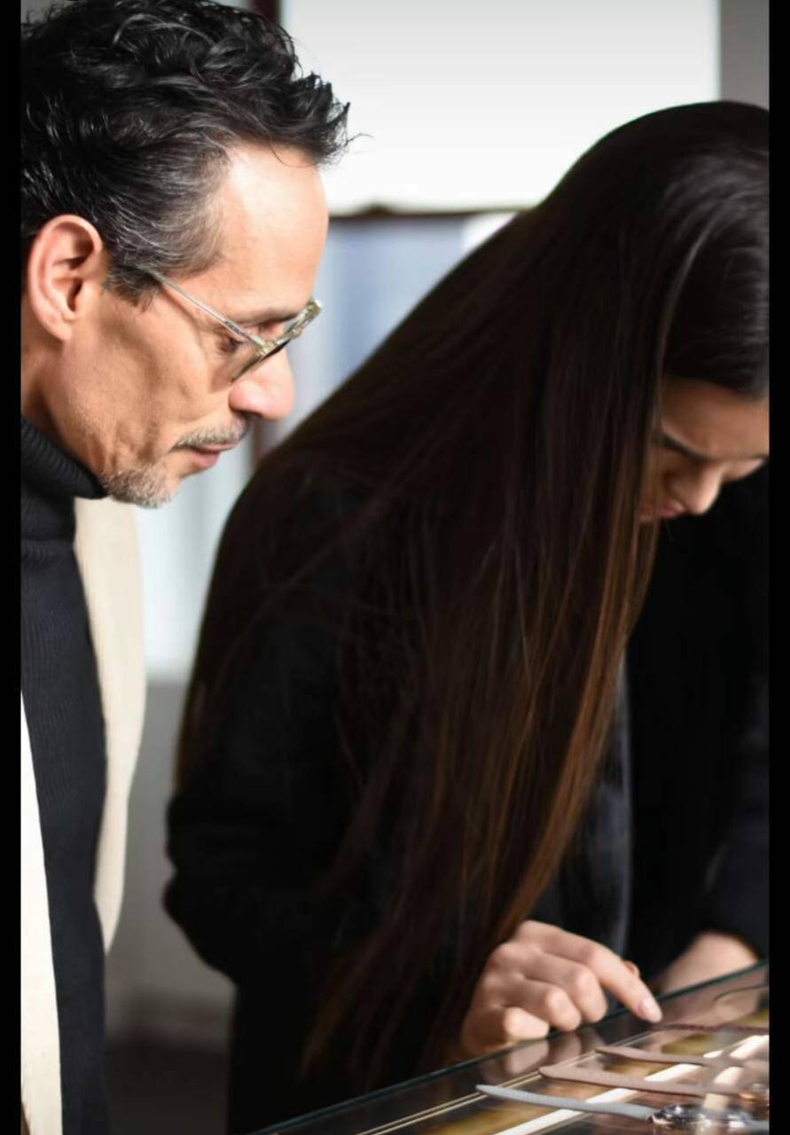 Nadia y Marc fueron a mironear un local de relojes de la marca que cuenta con un línea propia del artista. (FOTO: @bulova)