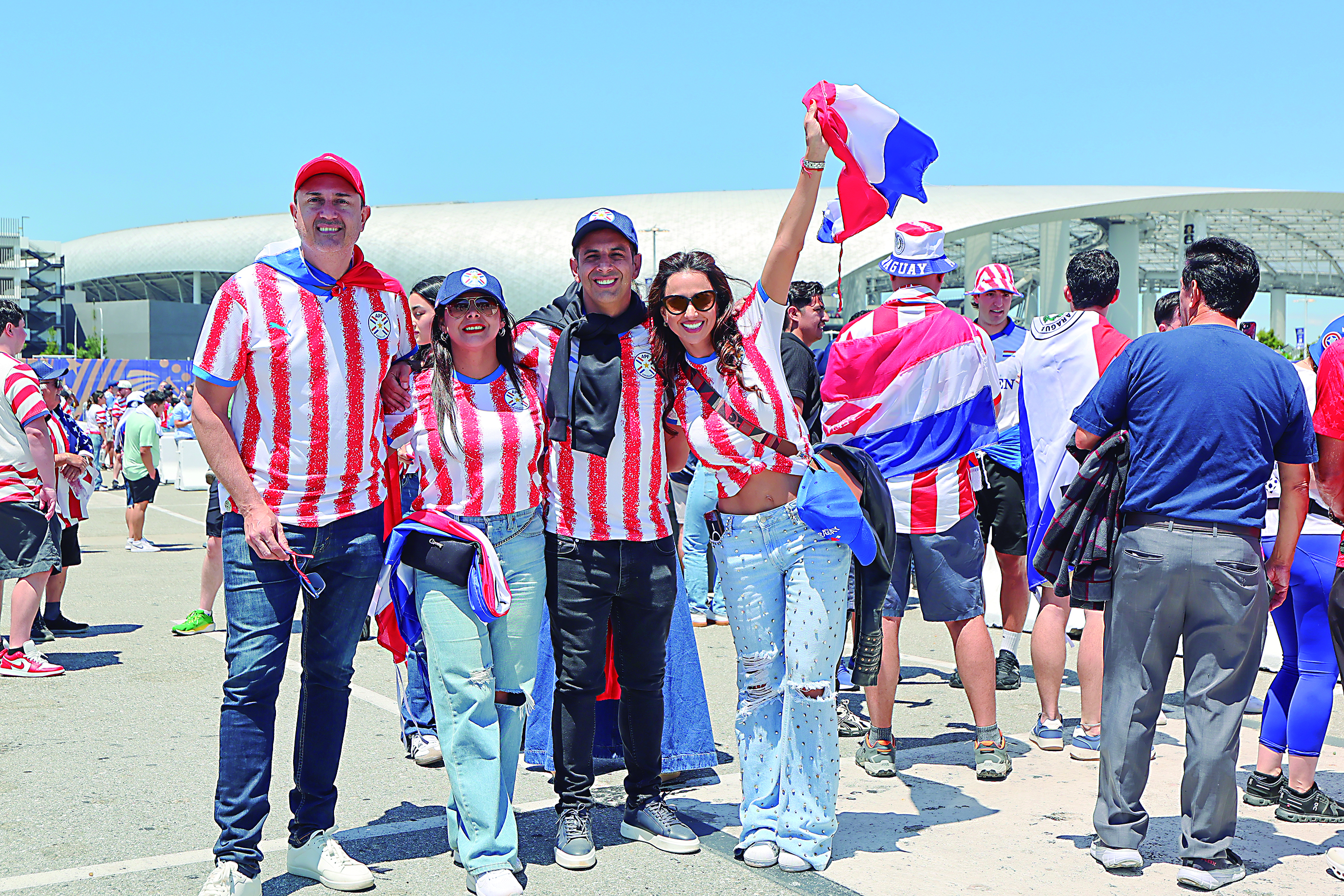 Los paraguayos en las inmediaciones del SoFi Stadium, antes de ingresar al duelo contra EE.UU.