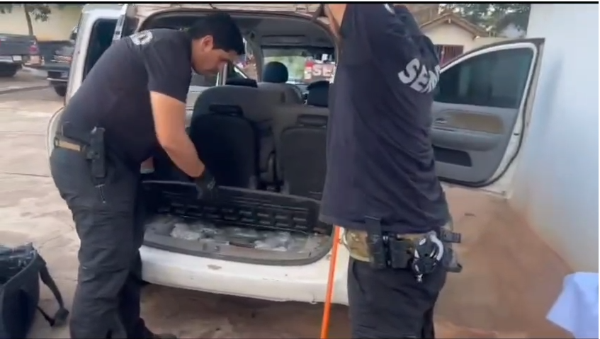 El policía trasportaba las armas en un auto que tenía un fondo falso. Foto: Captura Corresponsal Carlos Sánchez