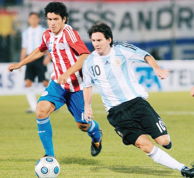 Riveros en un partido Paraguay-Argentina, donde lo persigue a Messi.