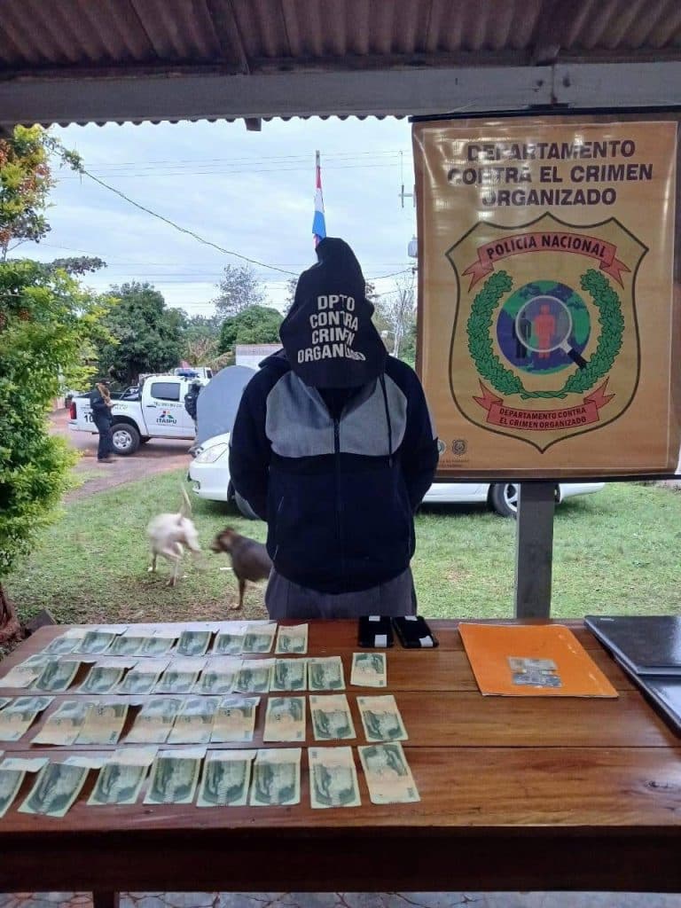 Agente policial detenido con evidencias.