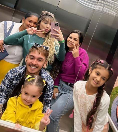 La pareja de cantantes junto a su familia en Lima, Perú. @marilina_oficial