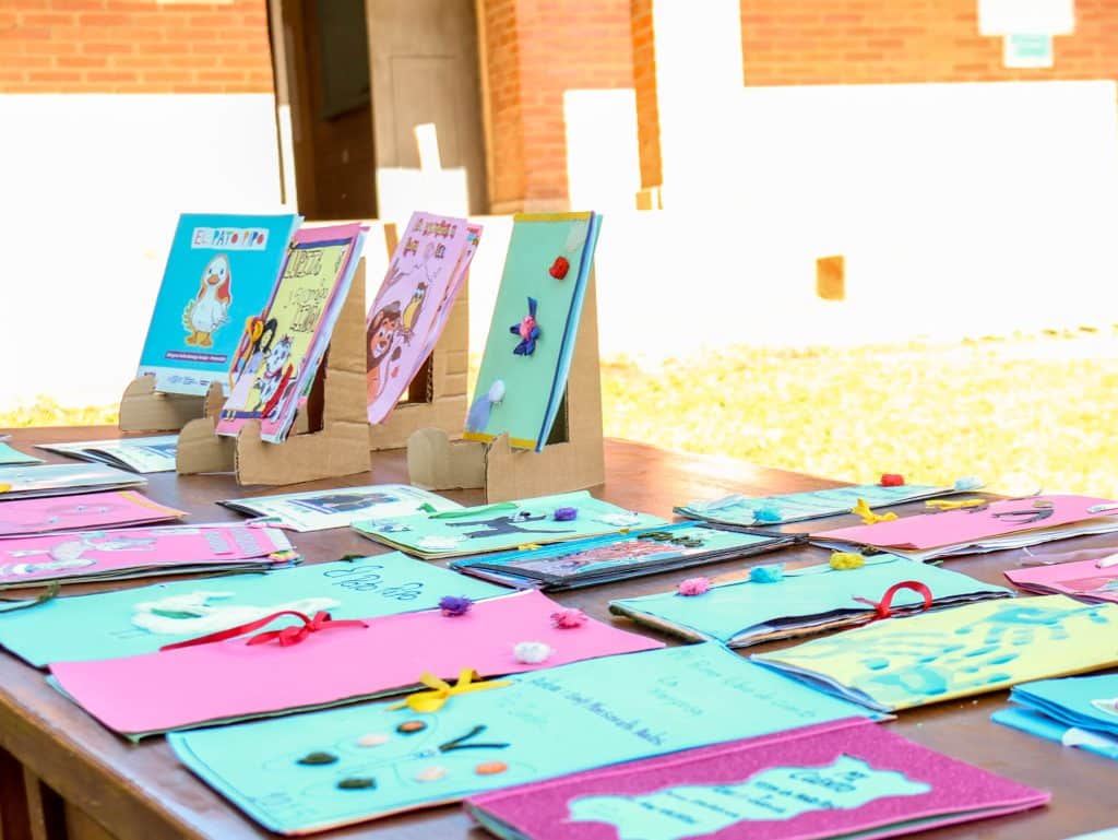 Cada escuela recibió un ejemplar impreso que pasa a formar parte de su biblioteca comomaterial permanente.
