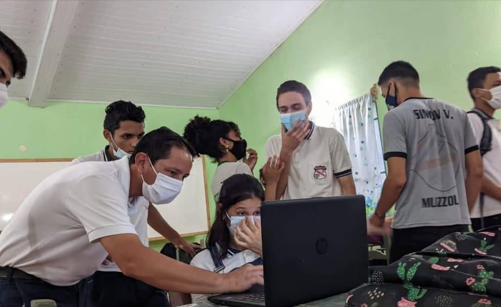 “Tenemos docentes que están firmes para servir a lapatria, incluso enzonas castigadaspor lanaturaleza”, expresó con orgullo.