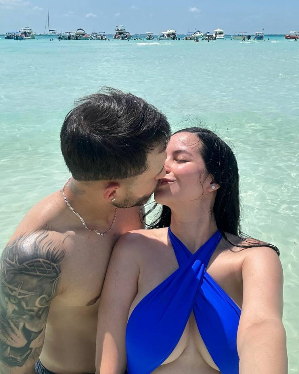 A los besos en la playa de la Isla Mujeres.