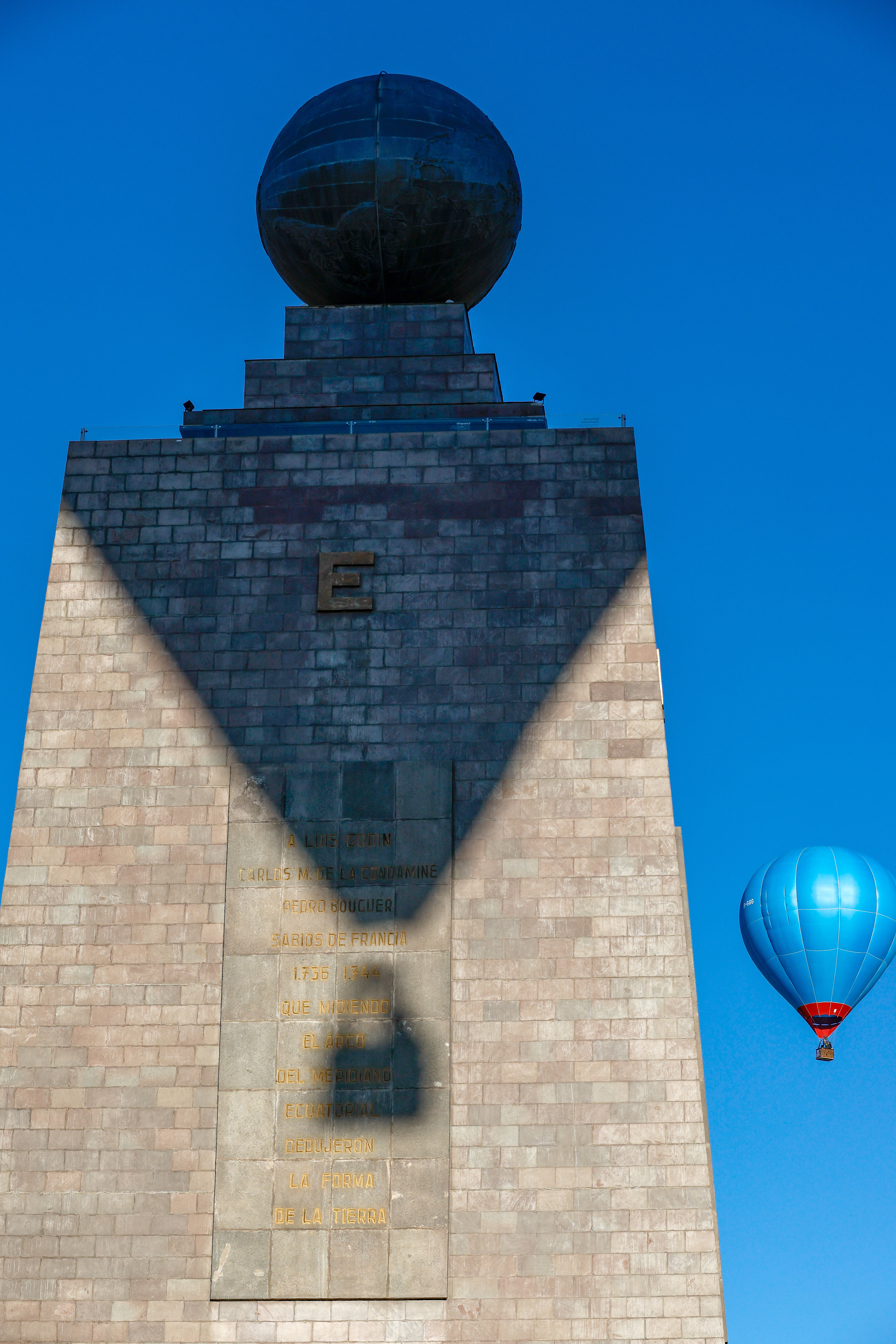 Un globo aerostático volando durante la V edición del Festival de Globos, en la ciudad Mitad del Mundo, en el noroeste de Quito (Ecuador).
