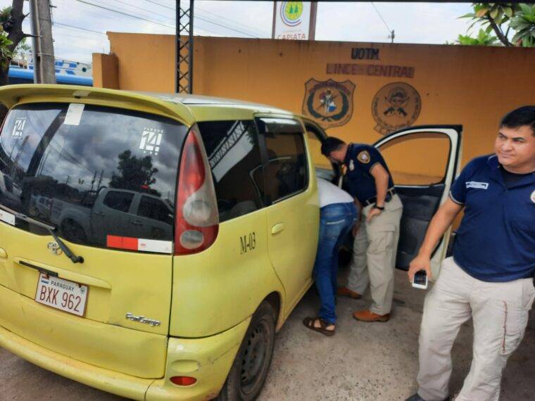 En este taxi iban los empleados de la cooperativa que fueron asaltados. FOTO Gentileza.