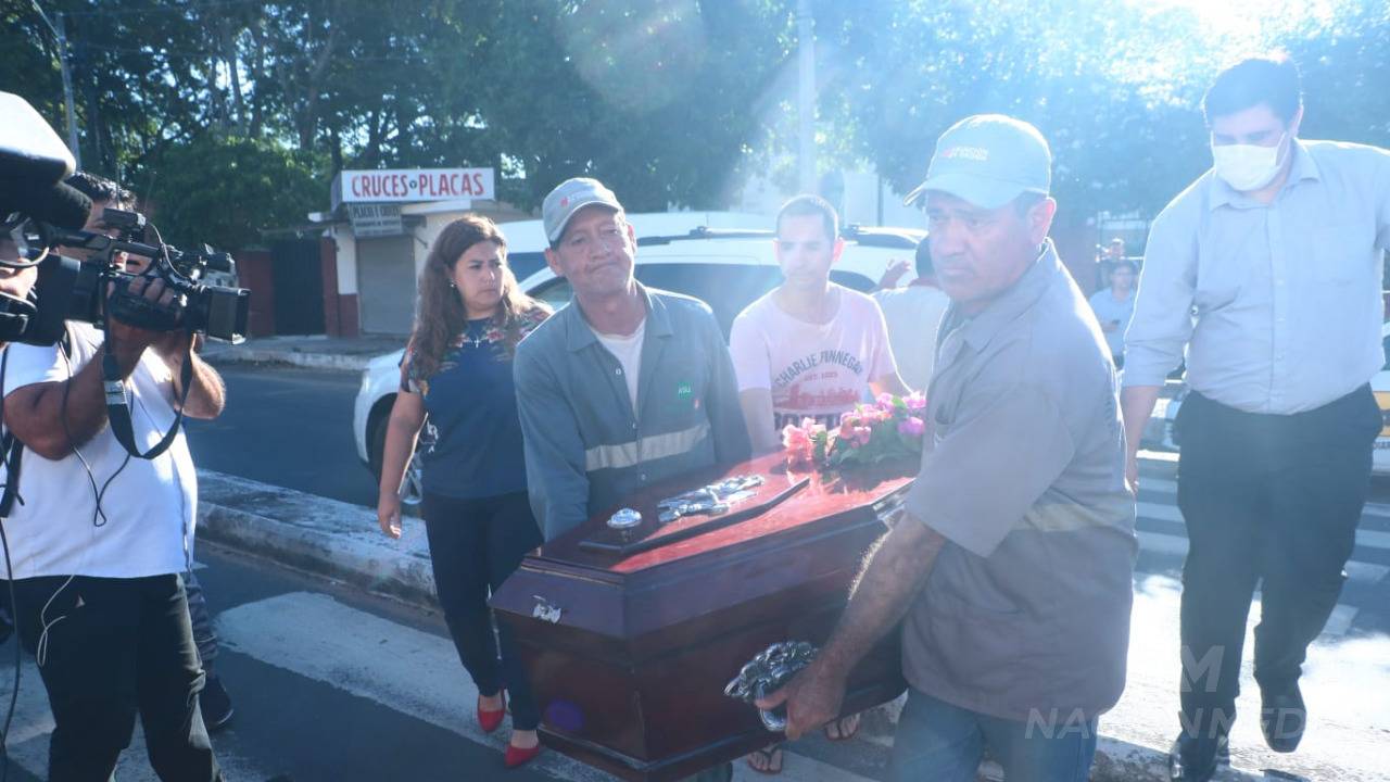 Tras la breve “visita” que hizo a su hermana, el cuerpo de Osvaldo Villalba ingresó al cementerio de la Recoleta: Foto: Eduardo Velázquez