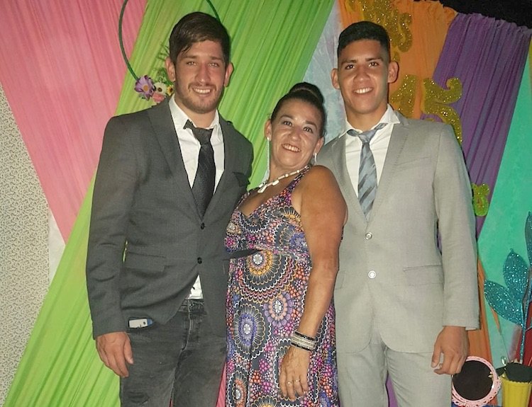 Con su mamá Miriam Medina y su hermano Patricio, que juega en Luqueño.