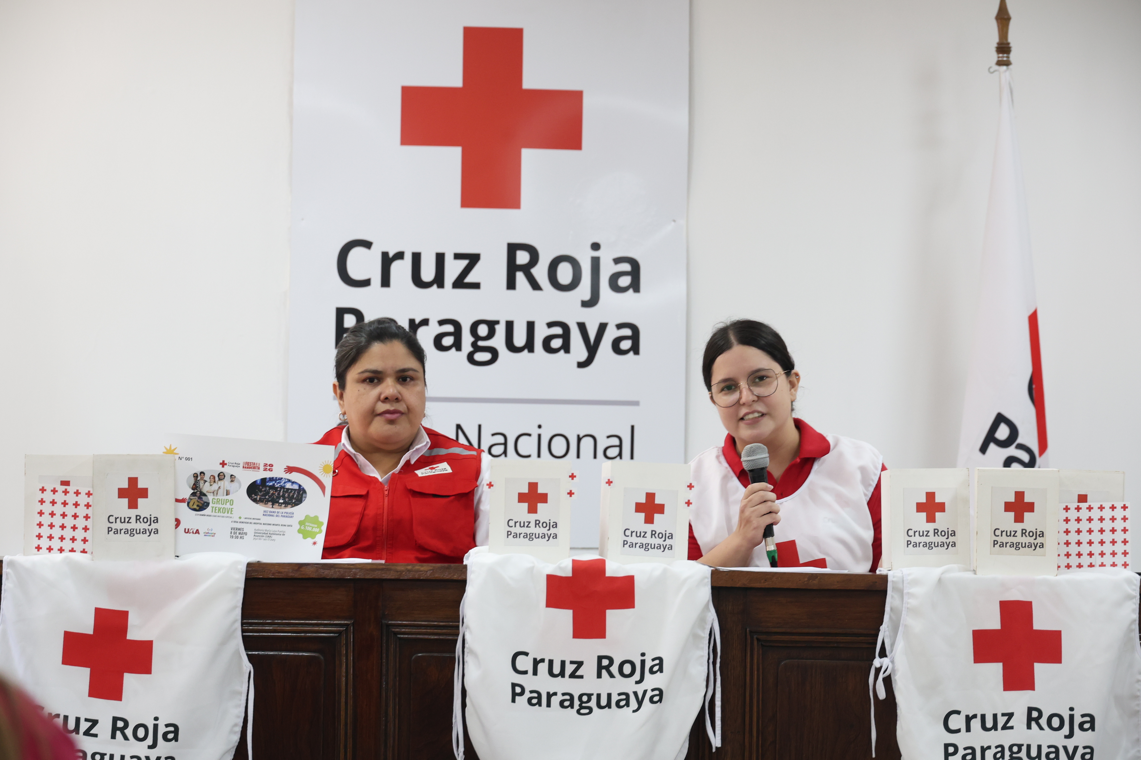 En conferencia de prensa anunciaron que también se podrá donar a través del escaneo de un código QR. Foto. Yenny Benítez, presidenta de la Cruz Roja Paraguaya, y Luz Brizuela, directora de Comunicación de la Cruz Roja.
