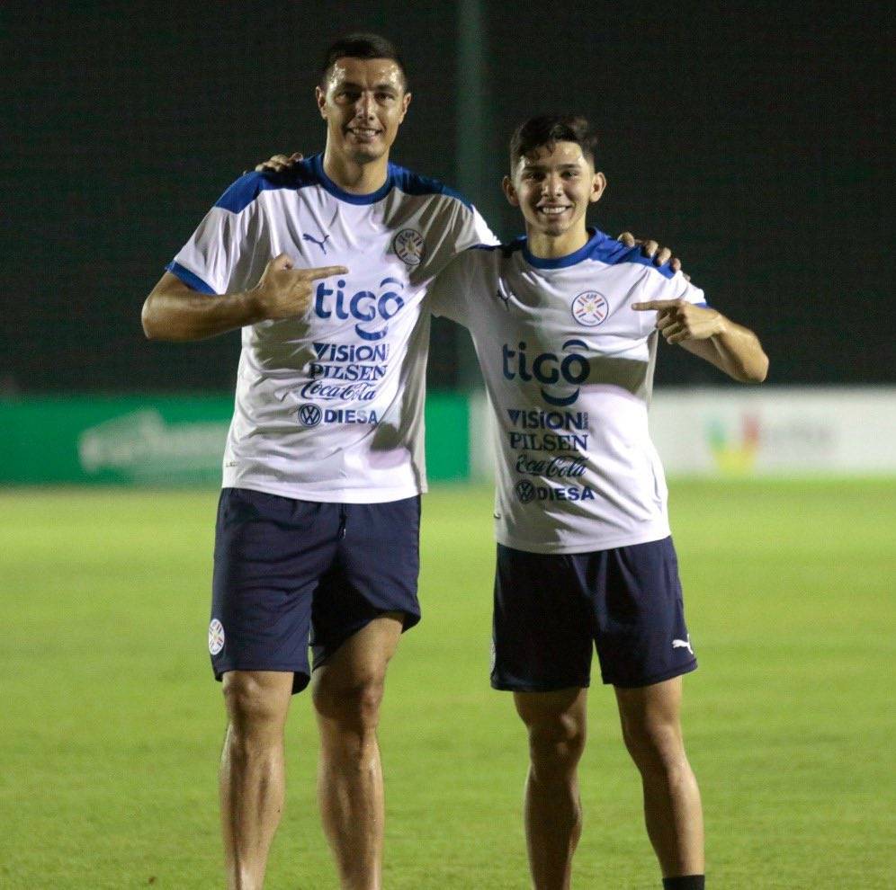 Aquí con Óscar Cardozo, su ídolo y “segundo” padre.