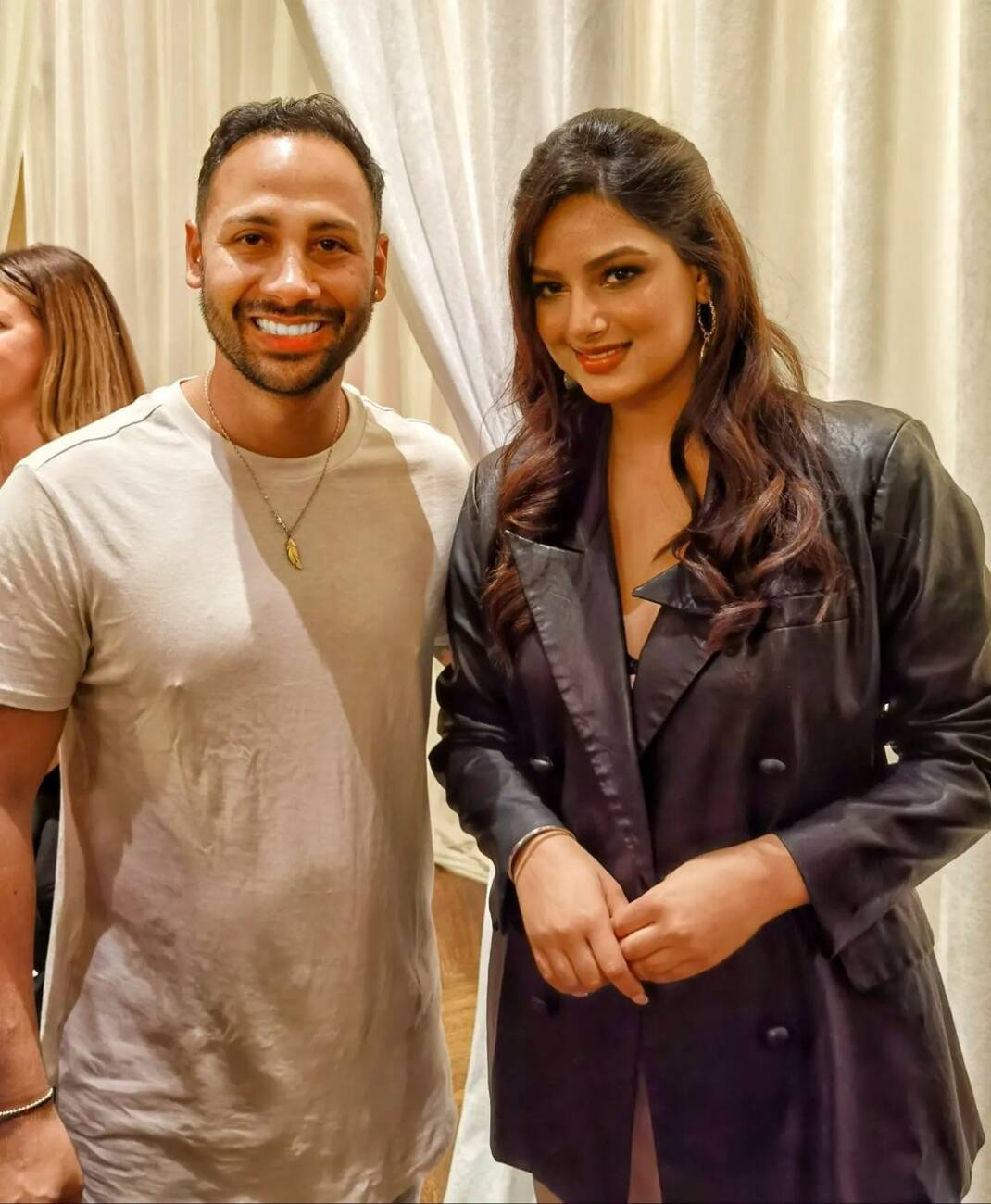 "Negro" Vázquez con la ex Miss Universo en el New York Fashion Week, donde presentó sus prendas el año pasado.