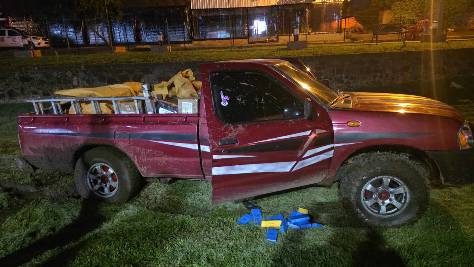 Uno de los vehículos abandonados tras el asalto.