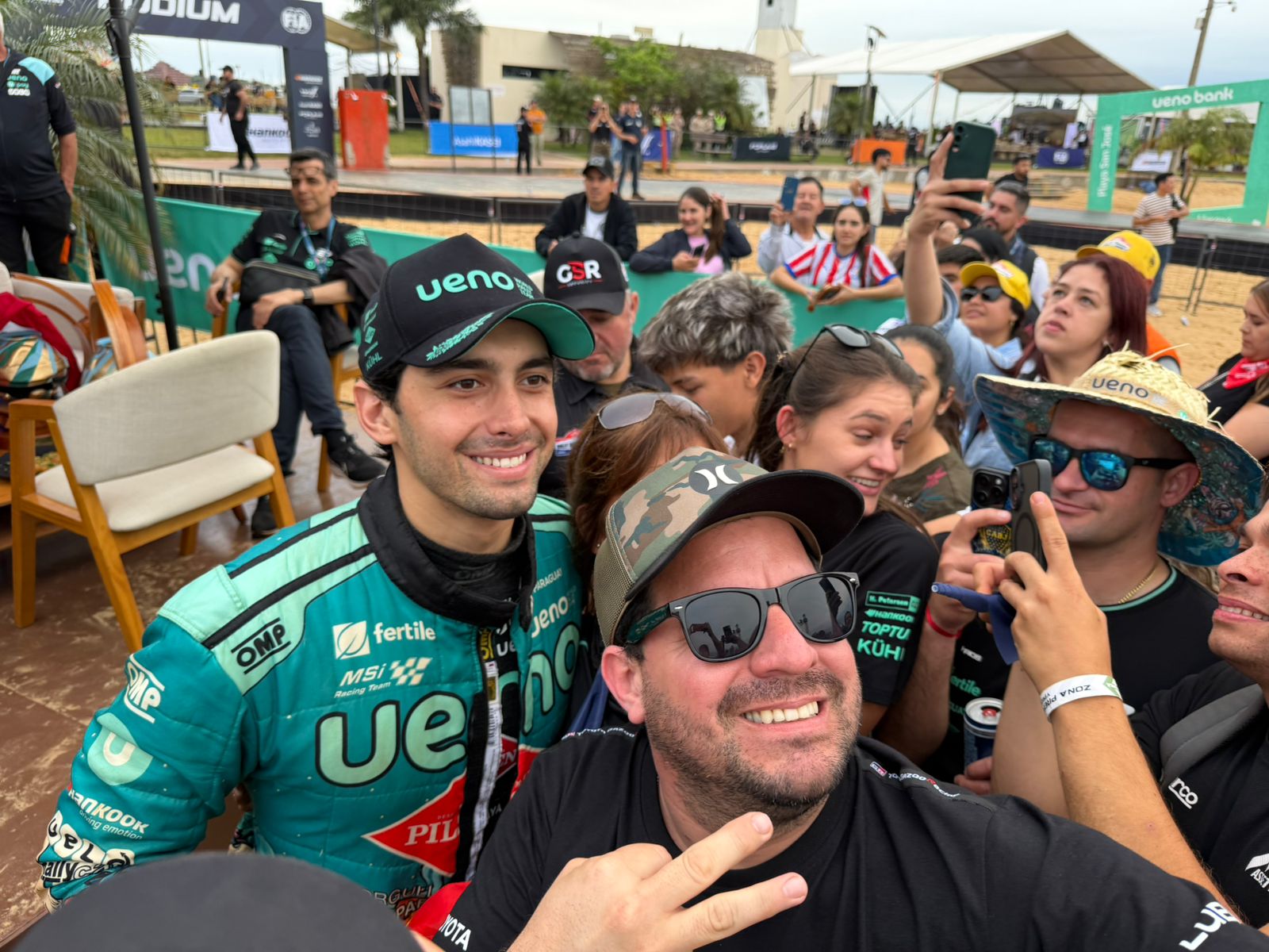El campeón con su gente. Diego Domínguez se tomó el tiempo en cada tramo para tomarse selfies con los aficionados.