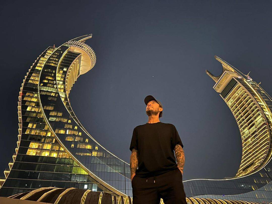 Tinelli frente al hotel donde se hospeda en Doha.
