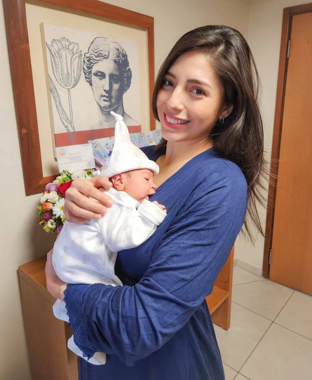 Silvia Romero, con su bebé en brazos.